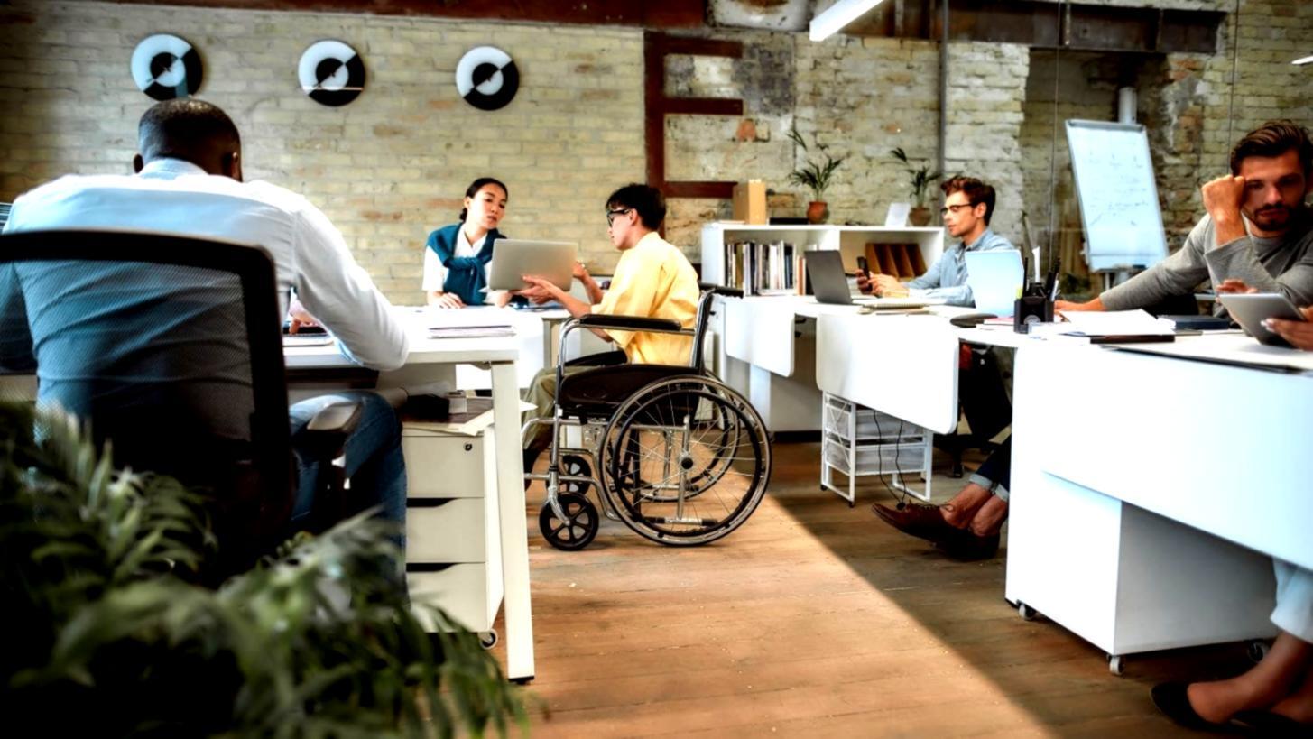 Ambiente di lavoro creativo per la progettazione di esperienze digitali
